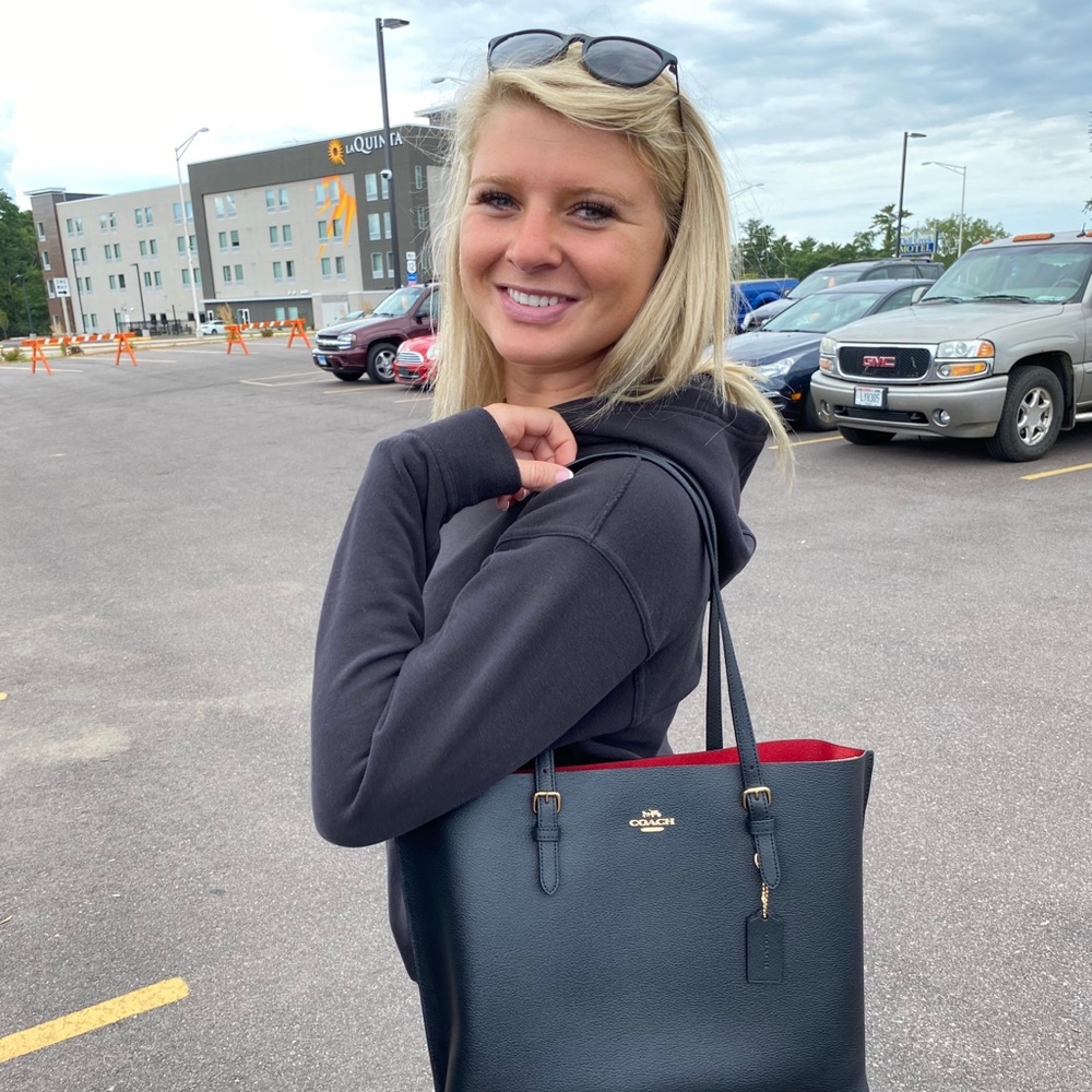 Welcome fellow Poshers! I'm Mandy!